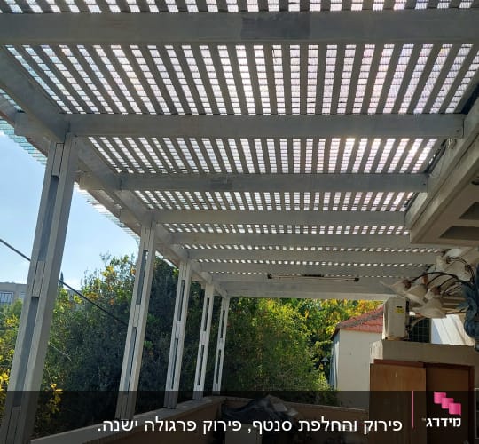 פרגולה מעץ בחצר עם ציוד גינה